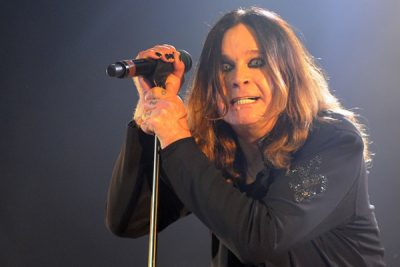 Όταν ο Όζι Όζμπορν των “Black Sabbath δάγκωσε μια νυχτερίδα σε συναυλία του. Γιατί το έκανε και τι συνέβη κατά τη γέννηση του πρώτου του παιδιού (βίντεο)