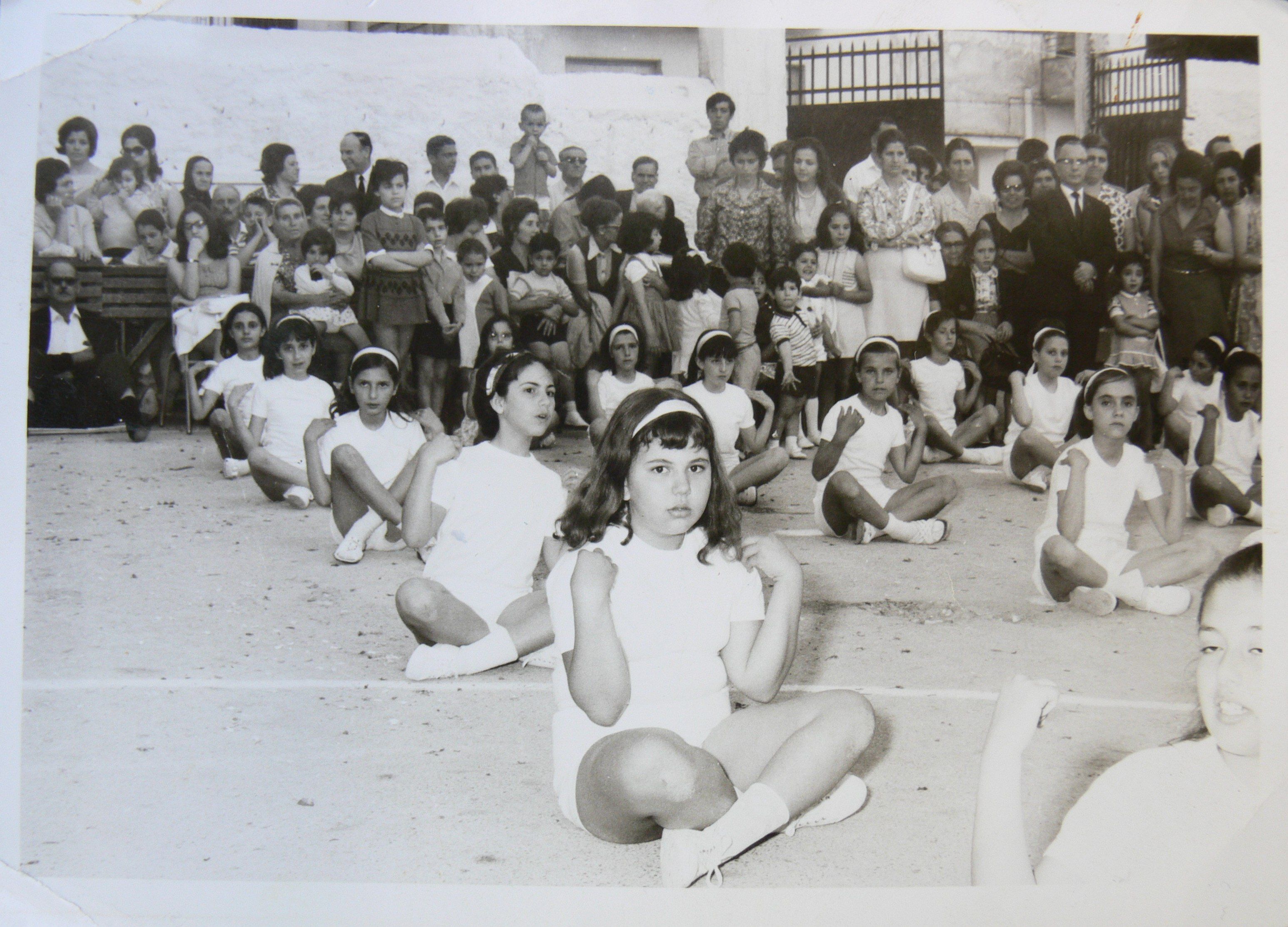 1968. Γυμναστικές επιδείξεις σε δημοτικό σχολείο της Καλλιθέας. Οι γονείς φορούσαν τα καλά τους για να καμαρώσουν τα “βλαστάρια” τους