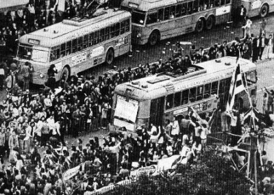 16 Νοεμβρίου 1973. Ακούγονται οι πρώτοι πυροβολισμοί στο Πολυτεχνείο. Η αστυνομία ζητά τη συνδρομή του στρατού. Τα τανκς βγαίνουν από τους στρατώνες