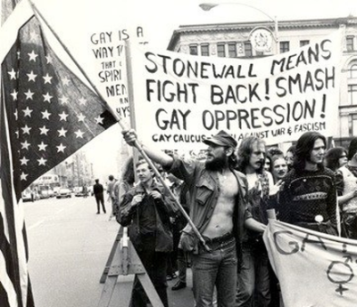 Stonewall Inn: Το μπαράκι απ όπου ξεκίνησαν οι ταραχές που δημιούργησαν το κίνημα των γκέι και τη φράση gay power. Όλα ξεκίνησαν μετά από μια ακόμη επίθεση της αστυνομίας “δι΄ ασήμαντον αφορμή”