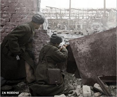 1942. Τα Χριστούγεννα των Γερμανών στο Στάλινγκραντ κάτω από την τρομερή αντεπίθεση των Σοβιετικών. Ο Χίτλερ τους έστειλε μήνυμα ότι θα τους βοηθήσει