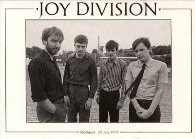 “Joy Division”. H ονομασία του γερμανικού στρατοπέδου με τις πόρνες, που έδωσε το όνομά του στο θρυλικό συγκρότημα. Η μπάντα με τη σύντομη διάρκεια και τις μεγάλες επιτυχίες