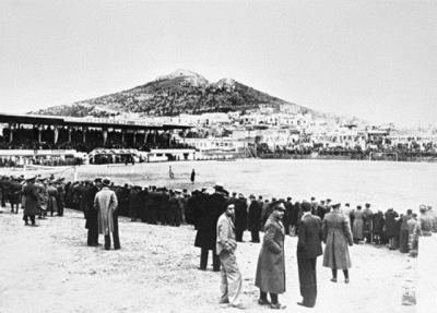 H σύγκρουση των φιλάθλων του Παναθηναϊκού με τους Μικρασιάτες πρόσφυγες στη Λεωφόρο Αλεξάνδρας. Ο αθηναϊκός σύλλογος έδωσε τον πρώτο του αγώνα στη σημερινή ΑΣΟΕΕ