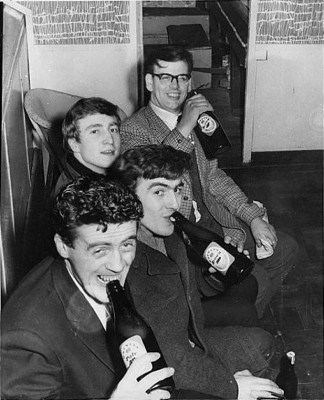 Ο Ντικ Μάθιουζ (με τα γυαλιά), Ο Τζον Λένον, ο Τζορτζ Χάρισον και ο Σαμ Λιτς πίνουν μπύρες, μετά το τέλος της εμφάνισης.