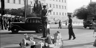 Τι είναι αυτά τα κουτιά στα πόδια του τροχονόμου;