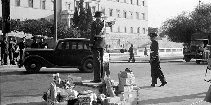 Τι είναι αυτά τα κουτιά στα πόδια του τροχονόμου;