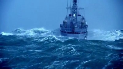 Η απίστευτη “μάχη” ενός πολεμικού πλοίου με τα θηριώδη κύματα (βίντεο)