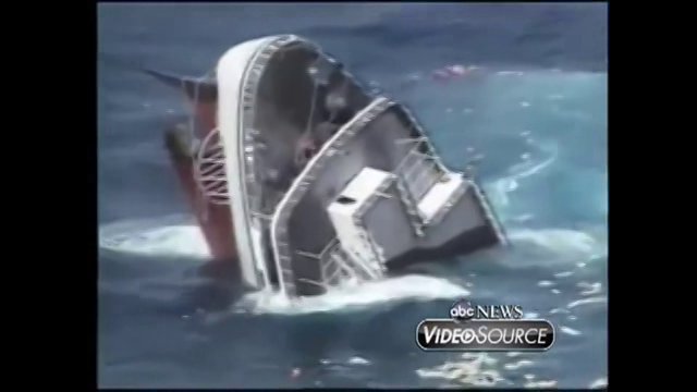 Ελληνικό κρουαζιερόπλοιο βυθίζεται εν μέσω κακοκαιρίας (βίντεο)
