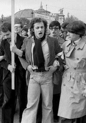 Ποιος είναι ο πολυσυζητημένος νέος της φωτογραφίας που διαδηλώνει με πάθος στους δρόμους του Παρισιού της δεκαετίας του ’70; Ανήκε σε δεξιά παράταξη και κατέκρινε τον Μάη του ΄68