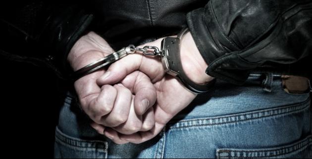 Συνελήφθη επιδειξίας που παρενόχλησε δύο κοπέλες στον Κολωνό. Εις βάρος του 55χρονου εκκρεμούσε απόφαση