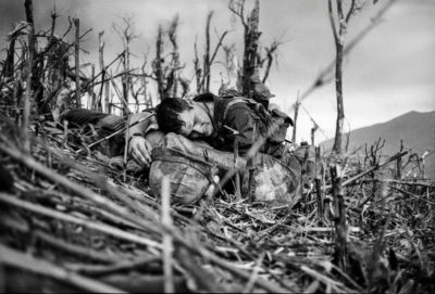 Η θρυλική φωτορεπόρτερ που κατάγραψε το θάνατο του πεζοναύτη στο Βιετνάμ. 40 χρόνια μετά βρίσκει τον στρατιώτη που επέζησε και της εξομολογείται, ότι οι φωτογραφίες της, στοίχειωσαν όλη του τη ζωή
