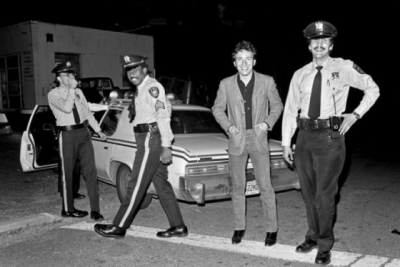 Τι έκανε ο Bruce Springsteen όταν έπεσε σε μπλόκο της αστυνομίας για υπερβολική ταχύτητα; Η θρυλική φωτογραφία του μουσικού με τους αστυνομικούς και το τραγούδι που εμπνεύστηκε από το περιστατικό