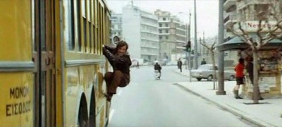 Αθήνα 1971. Γιατί αυτός ο άνδρας είναι κρεμασμένος από το τρόλεϊ; Εντυπωσιακές φωτογραφίες από την Αθήνα της εποχής