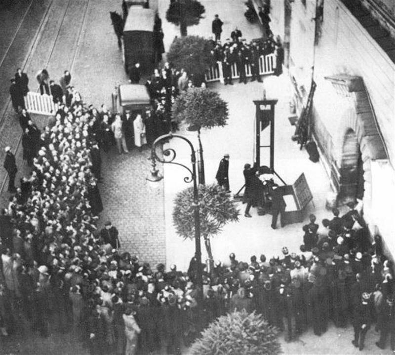 Ο τελευταίος κατάδικος που εκτελέστηκε δημόσια με γκιλοτίνα. Ήταν ο αποκαλούμενος “γερμανός βρυκόλακας”. Ο αποκεφαλισμός του έγινε στο Παρίσι και το κατέγραψαν σε φιλμ (βίντεο) (Προσοχή! Σκληρές Εικόνες)