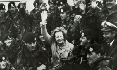 Η Μάργκαρετ Θάτσερ με τα βρετανικά στρατεύματα στα Νησιά Φώκλαντ.