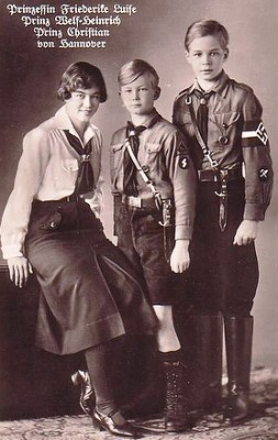 Η Φρειδερίκη σε νεαρή ηλικία, ντυμένη με τη στολή της ομάδας της ναζιστικής νεολαίας 