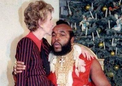Ποια είναι η ευτυχής κυρία στην αγκαλιά του Mr. T; Ξόδεψε χιλιάδες δολάρια για την ανακαίνιση του Λευκού Οίκου και ξεκίνησε χριστουγεννιάτικη καμπάνια κατά των ναρκωτικών