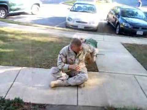 Η συγκινητική υποδοχή ενός στρατιώτη από το σκυλί του. Το βίντεο που έσπασε όλα τα ρεκόρ θέασης