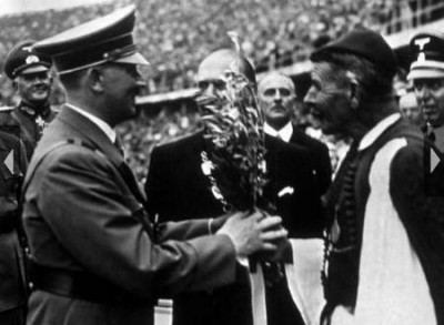 Η συνάντηση του Σπύρου Λούη με τον Χίτλερ. Η νίκη στους Ολυμπιακούς και ο ισχυρισμός ότι “έκλεψε” την πρωτιά διανύοντας μεγάλη απόσταση πάνω σε κάρο