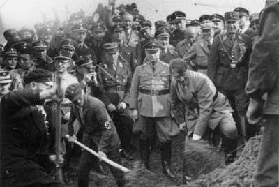 Ο Χίτλερ θεμελιώνει τα εργοτάξια των γερμανικών αυτοκινητοδρόμων. Στη συνέχεια ανέλαβαν την κατασκευή οι Εβραίοι και οι αιχμάλωτοι πολέμου