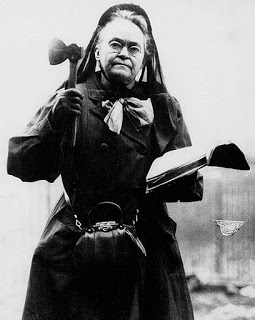 H Carrie Nation τους έκοβε το αλκοόλ.. τσεκούρι