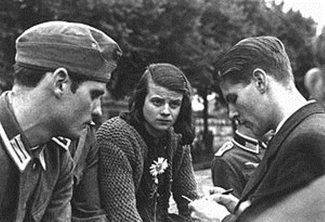 “Το Λευκό Ρόδο”. Οι γερμανοί φοιτητές που πολέμησαν ειρηνικά τον ναζισμό στο Μόναχο το ΄43. Δικάστηκαν και αποκεφαλίστηκαν την ίδια μέρα