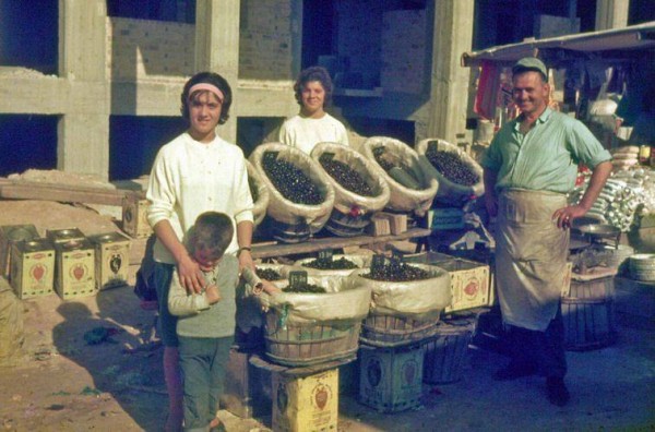 Υπαίθριοι πωλητές ελιών της δεκαετίας του 60. Χρειστηκαν πολλές δεκαετίες και περιπέτειες για να καταξιωθεί το υπέροχο ελληνικό προϊόν.