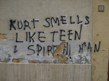 Teen Spirit, το αποσμητικό που μαρτύρησε τον άπιστο Κερτ Κομπέιν και έγινε ροκ ύμνος. Τρομερή διασκευή από την Πάτι Σμιθ