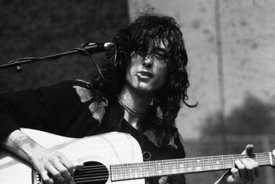 Ο κιθαρίστας των Led Zeppelin, Τζίμι Πέιτζ, αποπλάνησε ένα 14χρονο κορίτσι και την έκρυβε στα καμαρίνια για 18 μήνες