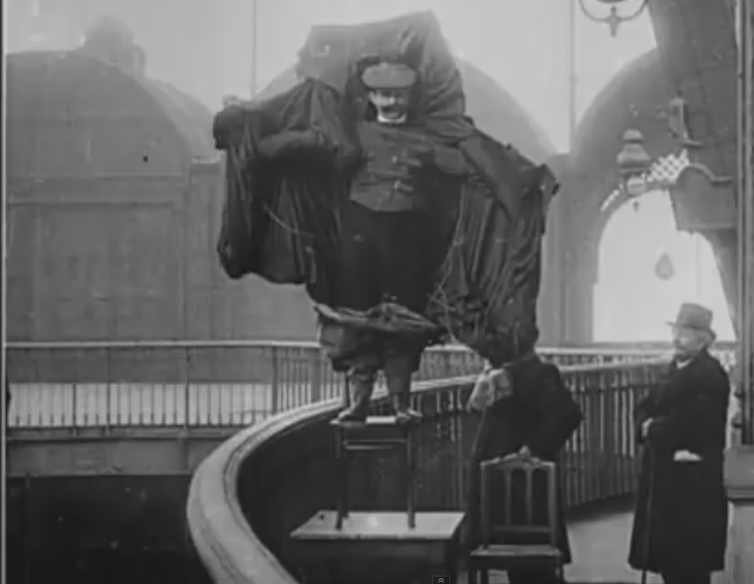 «Ο Ιπτάμενος Ράφτης». Έραψε αλεξίπτωτο και έκανε άλμα από τον πύργο του Άιφελ. Ο φακός κατέγραψε το τέλος του (1912)