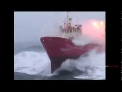 Τρομερές εικόνες από καράβια που παλεύουν με μανιασμένα κύματα