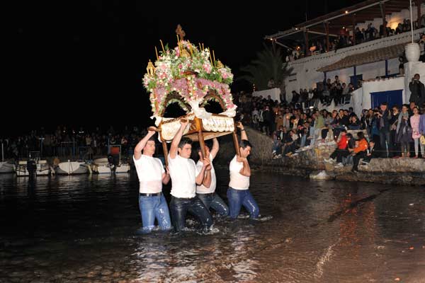 Γιατί περιφέρουν τον επιτάφιο στο νερό;