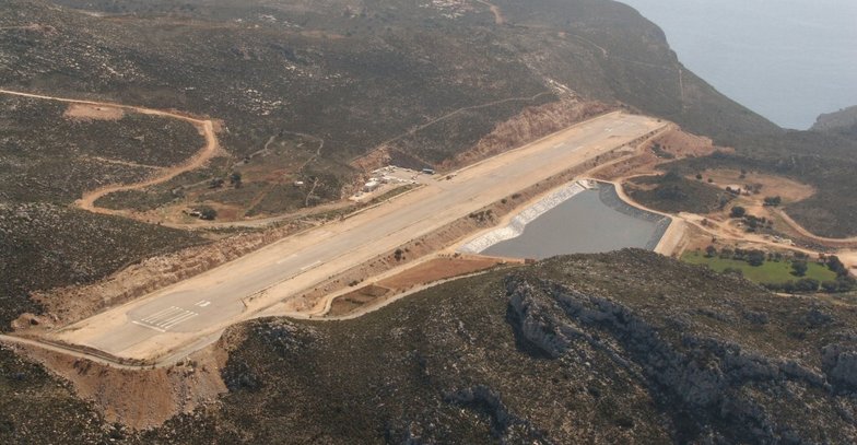 Σε ποιο ελληνικό νησί που συνδέθηκε με το μνημόνιο βρίσκεται αυτό το αεροδρόμιο; Στην πίστα του έπαιξαν μπάλα ηθοποιοί στα γυρίσματα διάσημης ταινίας