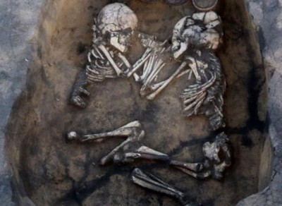 Το μυστήριο με τους αγκαλιασμένους σκελετούς. Συμβόλιζαν την αιώνια αγάπη ή θυσίαζαν τις συζύγους;