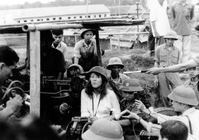 Η φωτογραφία της Τζέην Φόντα στο πλευρό των Βιετκόνγκ. “Ήταν το μεγάλο μου λάθος και θα το πάρω μαζί στον τάφο μου”