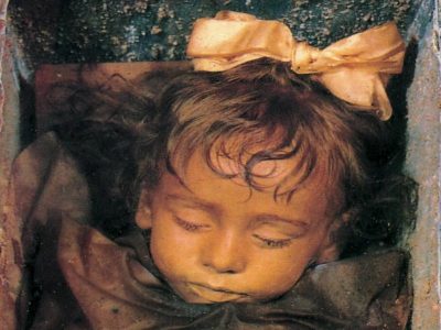 Η ωραία κοιμωμένη της Σικελίας. Μούμια δίχρονου κοριτσιού από το 1920, ανοιγοκλείνει τα μάτια της!
