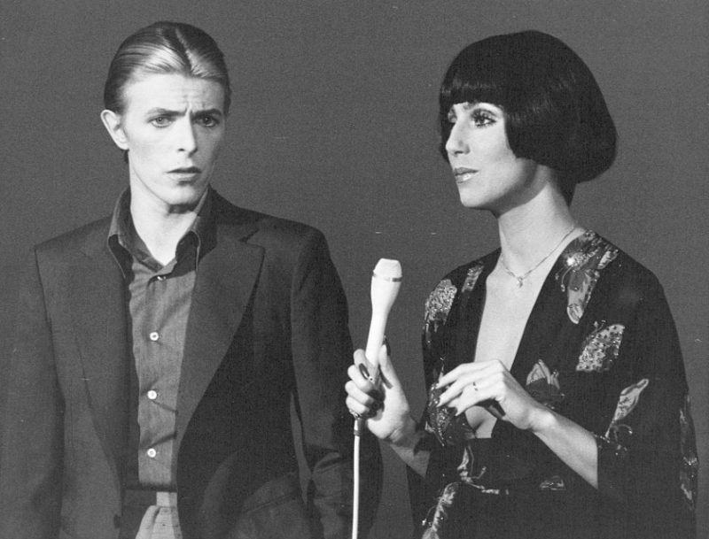 Το σουρεαλιστικό ντουέτο David Bowie και Cher σε σόου το 1975. Τραγούδησαν 13 επιτυχίες σε 6,5 λεπτά!