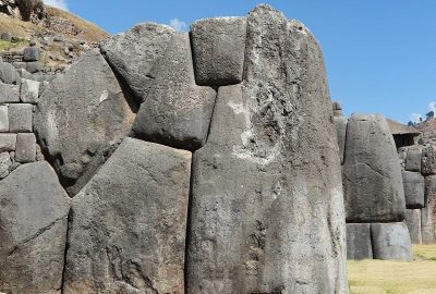 Σε ποιο αρχαίο οικοδόμημα ανήκουν αυτοί οι γιγάντιοι λίθοι; Όχι, δεν αποτελούν τμήμα του αρχαιολογικού χώρου των Μυκηνών