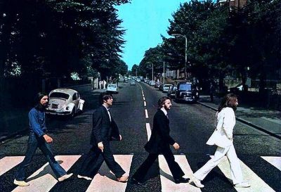 Οι Beatles έκαναν τη φωτογράφιση του θρυλικού δίσκου “Abbey Road” μεσημέρι για να αποφύγουν τους θαυμαστές! (βίντεο)