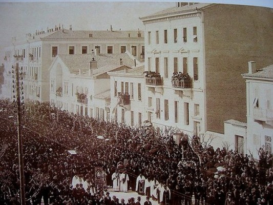 Η κηδεία του Χαρίλαου Τρικούπη.... Αθήνα, 11 Απριλίου 1896. Εθνικό Ιστορικό Αρχείο. Η νεκρική πομπή διέρχεται την οδό Πανεπιστημίου. Δεξιά τα κτήρια που υπήρχαν μεταξύ Ιπποκράτους & σημερινής Χαρίλαου Τρικούπη, Πινακωτών τότε. Διακρίνονται : 1.- Νεοκλασική διπλοκατοικία επί της Πανεπιστημίου 36. 2.- Το κτήριο που υπήρχε αρχικά στην Πανεπιστημίου 38, σημερινή τράπεζα Eurobank. 3. H οικία που προϋπήρχε στη θέση της σημερινής Κτηματικής Τράπεζας [1909]. 4.- Η οικία Βέρτχάϊμ [1843] έργο του Σταμάτιου Κλεάνθους, Πανεπιστημίου 44 & Χαρ. Τρικούπη. 5.- Μέγαρο Μιχαήλ Μελά [1890], έργο του Ernst Ziller, Πανεπιστημίου 46.