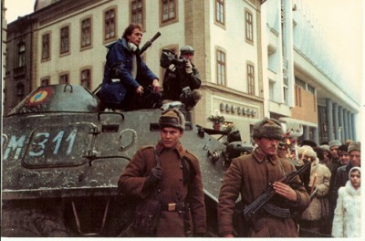 Ρουμάνοι στρατιώτες κατά τη διάρκεια της εξέγερσης του 1989. Σύντομα ο Ρουμανικός Στρατός τάχθηκε με το μέρος των εξεγερθέντων και στράφηκε κατά των μελών της Σεκιουριτάτε.