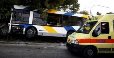 Λεωφορείο καρφώθηκε σε καφετέρια στα Ιλίσια! Μία γυναίκα ελαφρά τραυματίας