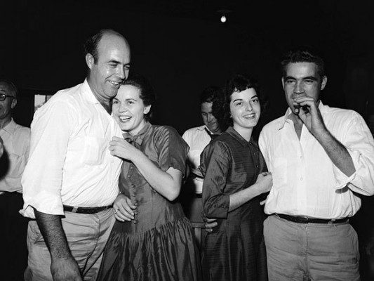 Αριστερά, ο Μίλαμ με τη σύζυγό του και δεξιά, ο Μπράιαντ με την Κάρολιν μετά την αθώωσή τους
