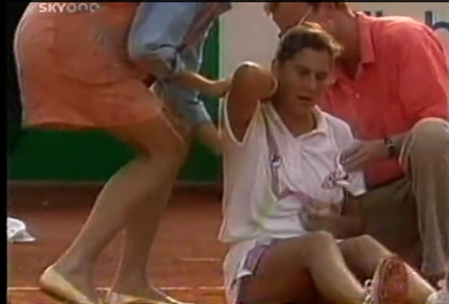 Η μαχαιριά που άλλαξε το τένις. Όταν ένας Γερμανός φανατικός οπαδός της Στέφι Γκραφ επιτέθηκε στην Μόνικα Σέλες και της κάρφωσε τη λεπίδα στην πλάτη (βίντεο)