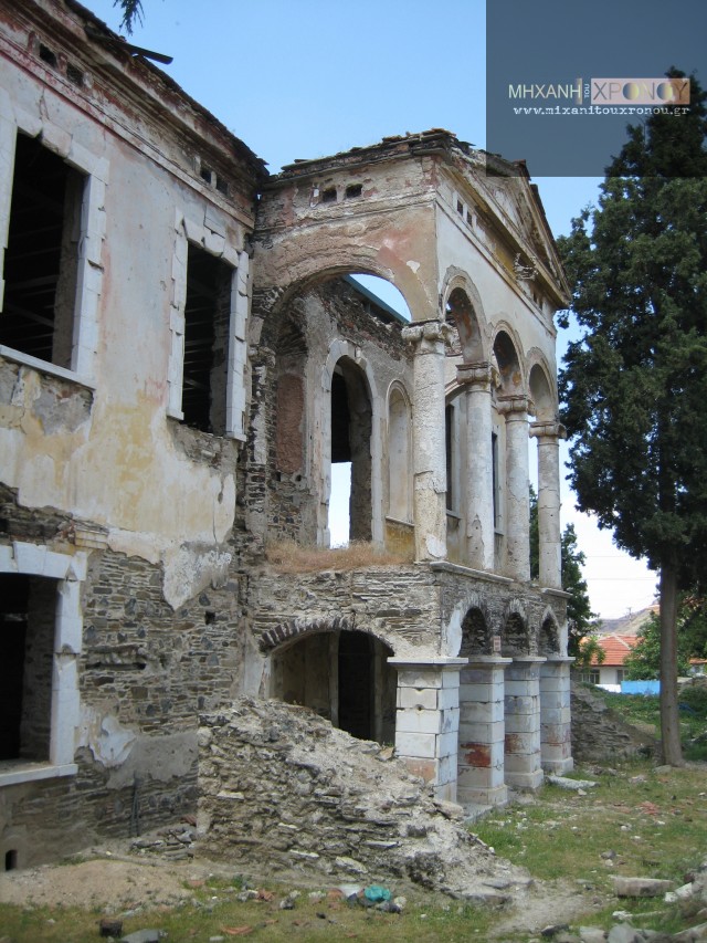 Η κύρια όψη του επιβλητικού κτιρίου της Λαμπιδείου Σχολής, που χτίστηκε γύρω στα 1875-85. Μετά την έξοδο των ελλήνων, αφού χρησιμοποιήθηκε για δεκαετίες ως Τουρκικό σχολείο στον λεγόμενο "ΜΑΧΑΛΑ ΤΗΣ ΝΙΚΗΣ" (ZAFER MAHALLE), εγκαταλείφθηκε και κάηκε. Τώρα περιμένουμε την αποκατάστασή του.