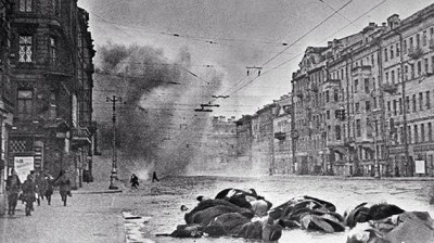 Η πόλη του Λένινγκραντ συγκλονίζεται από τις εκρήξεις των οβίδων του γερμανικού πυροβολικού.
