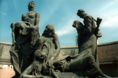 Μνημείο προς τιμή των Σοβιετικών πολιτών του Λένινγκραντ την τραγική περίοδο 1941-44.