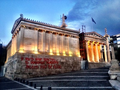 “Γιατί ρε φίλε γράφεις στον τοίχο;” Άλλοι με τις Καρυάτιδες και άλλοι με τις μουτζούρες