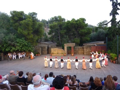 Στο κηποθέατρο Δόρα Στράτου απέναντι από την Ακρόπολη οι παραστάσεις συνεχίζονται