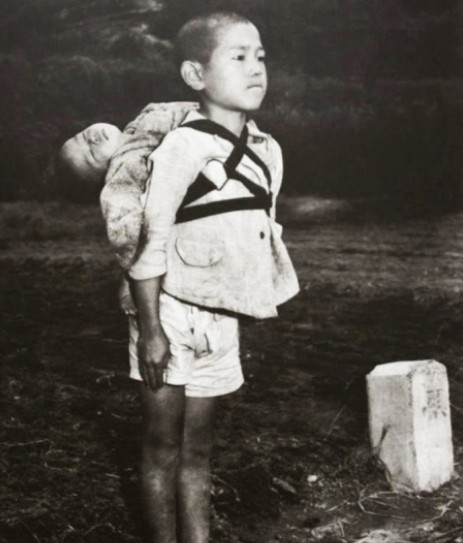 Ένα 10χρονο αγόρι κουβάλα στην πλάτη του τον νεκρό αδελφό του, που πέθανε από έκρηξη ατομικής βόμβας